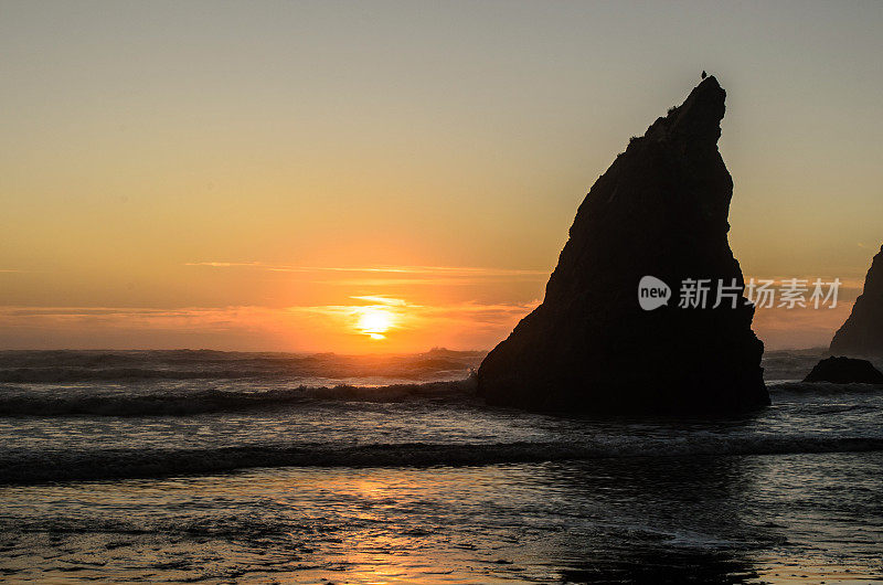 太平洋西北部日落时的海峰剪影