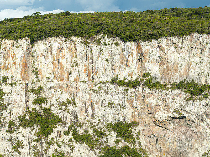 800米高的固体岩壁在Itaimbezinho峡谷，巴西。