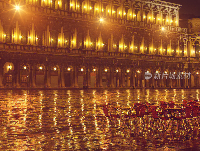 威尼斯圣马可广场的雨夜