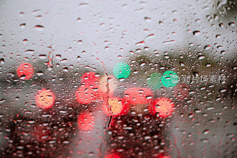 路上的雨天