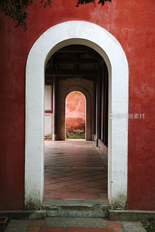 台湾佛寺，进入庭院的拱门