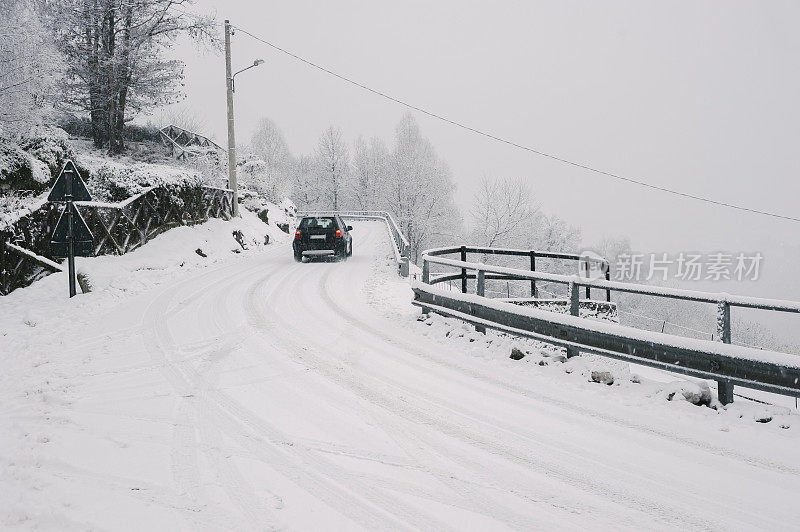 汽车在雪地里行驶