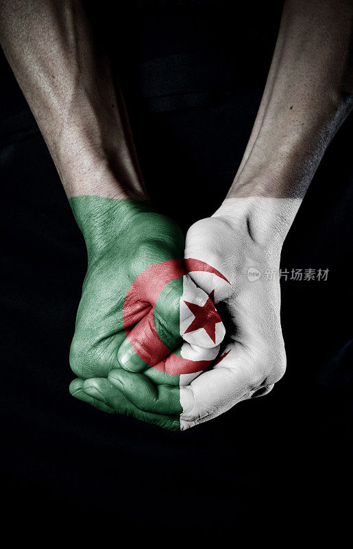 阿尔及利亚国旗在握