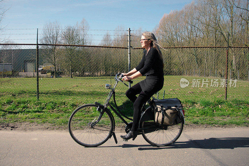 在农村骑自行车的妇女