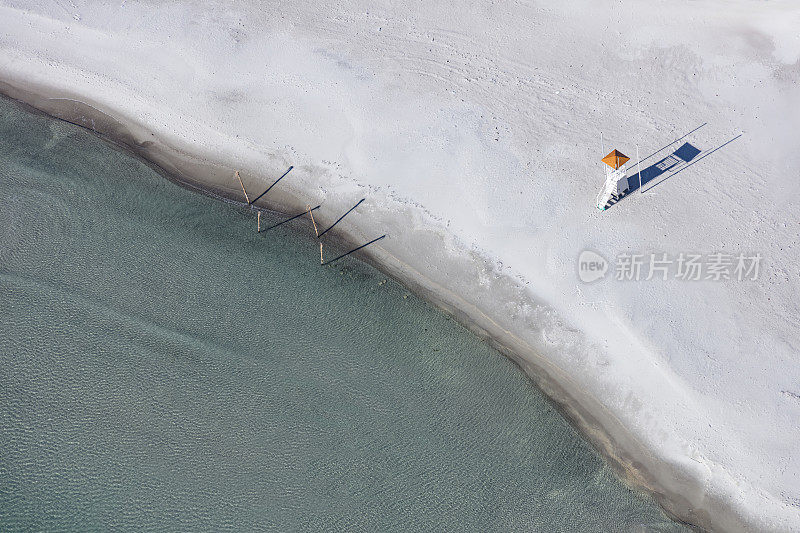 空海滩上的望塔鸟瞰图