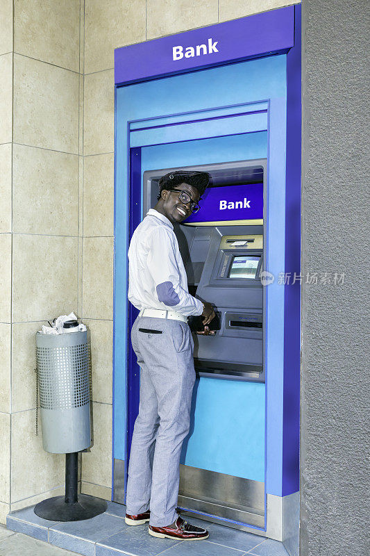 非洲男子对着银行柜员微笑