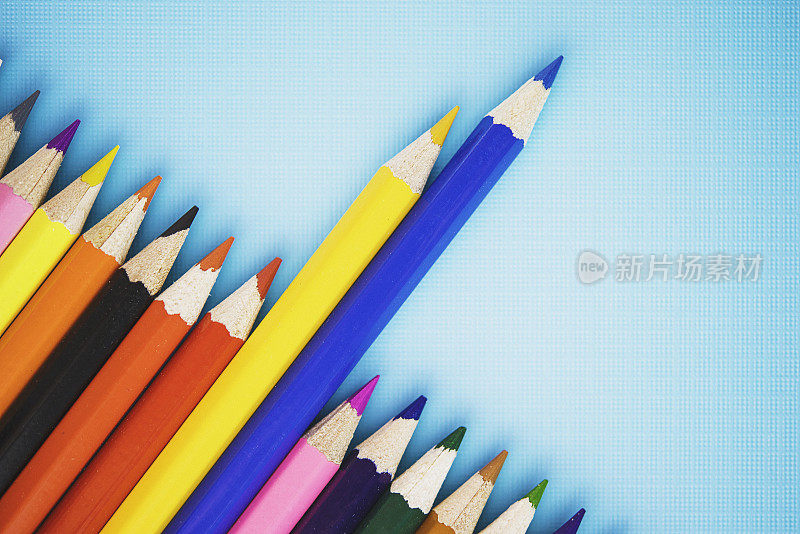 摆放色彩鲜艳的铅笔;注意黄色和蓝色