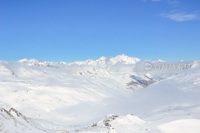 施纳尔斯特尔冰川上的雪山山峰