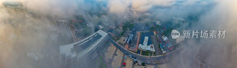 云中黎明时的城市全景