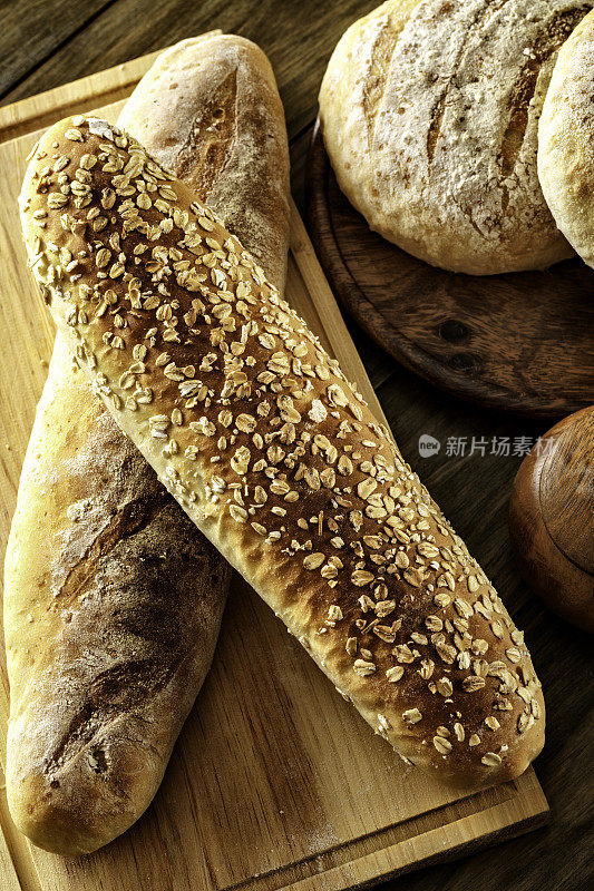 手工烘焙:新鲜混合面包，面包卷和酸面包