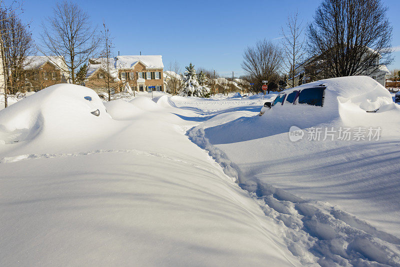 最近一场暴风雪过后，雪覆盖了街道