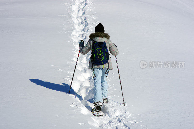 深雪中的足迹