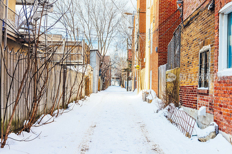 白雪覆盖的小巷与建筑在高原蒙特皇家蒙特利尔