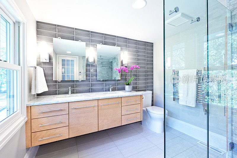 当代家庭浴室玻璃淋浴摊位与大理石瓷砖