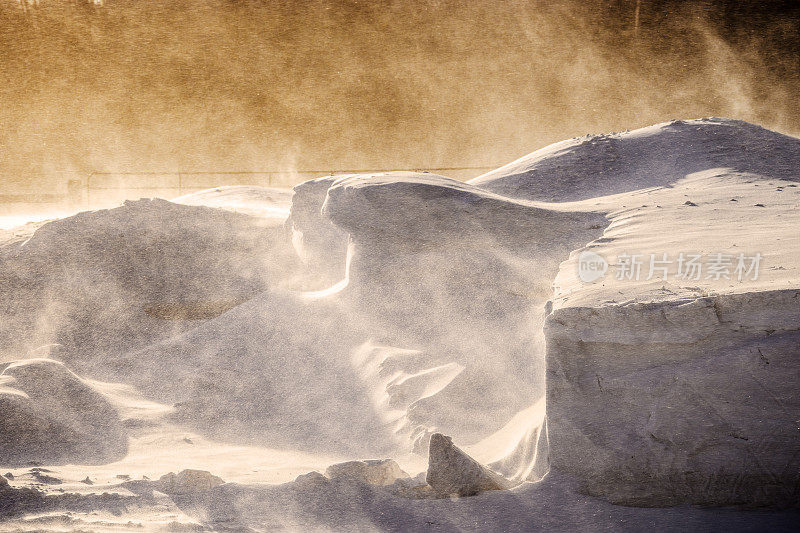 极地涡旋，雪堆。