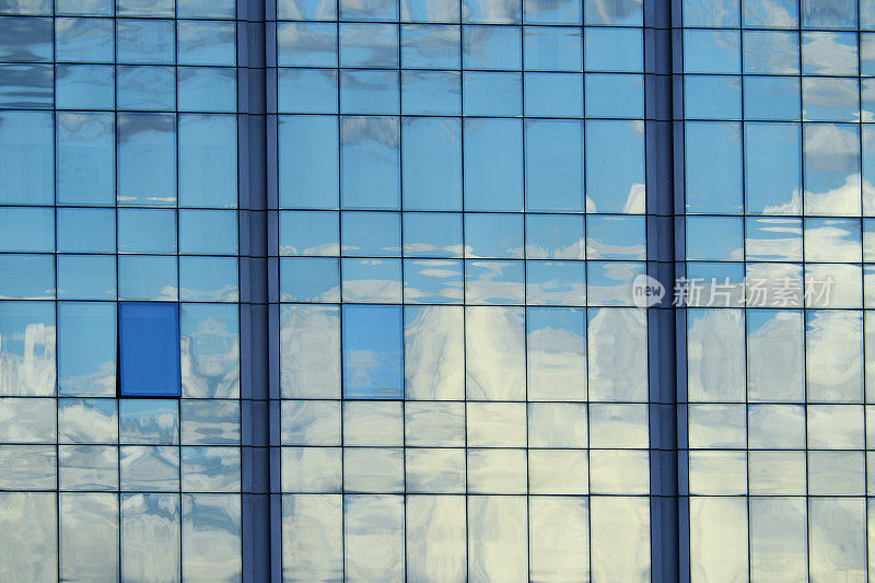 云反射在摩天大楼的玻璃幕墙上