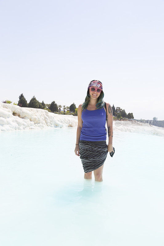 石灰华里的年轻女子，Pamukkale