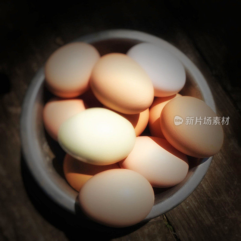 农场鲜鸡蛋在碗径向模糊