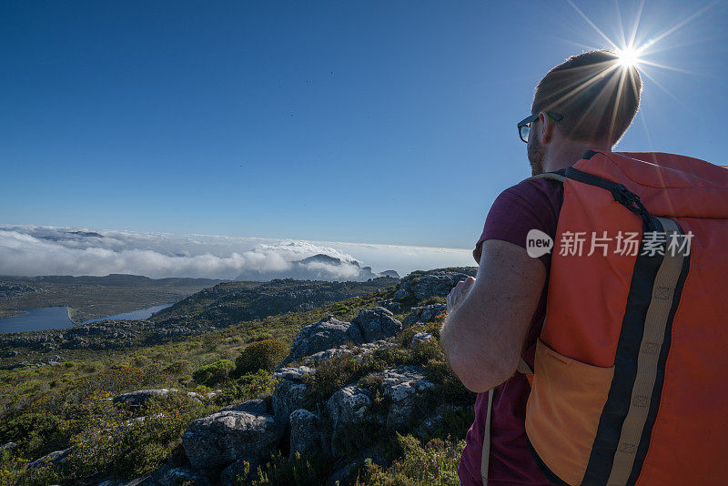 一个年轻人在开普敦山顶上看风景