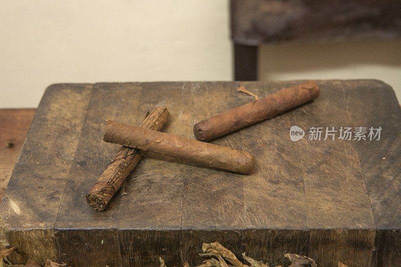 在古巴的pinar-del-rio用烟草制作雪茄卷