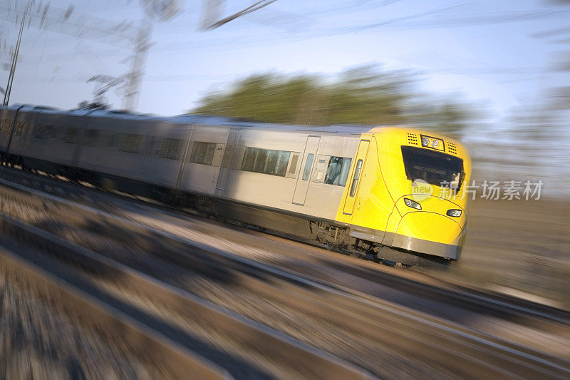 黄色的火车在乡间高速行驶