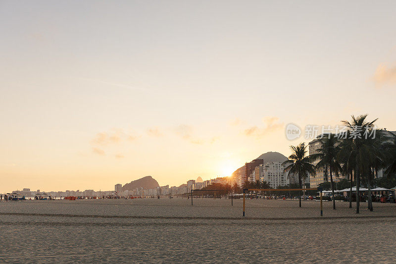 日落时分的科帕卡巴纳海滩，里约热内卢