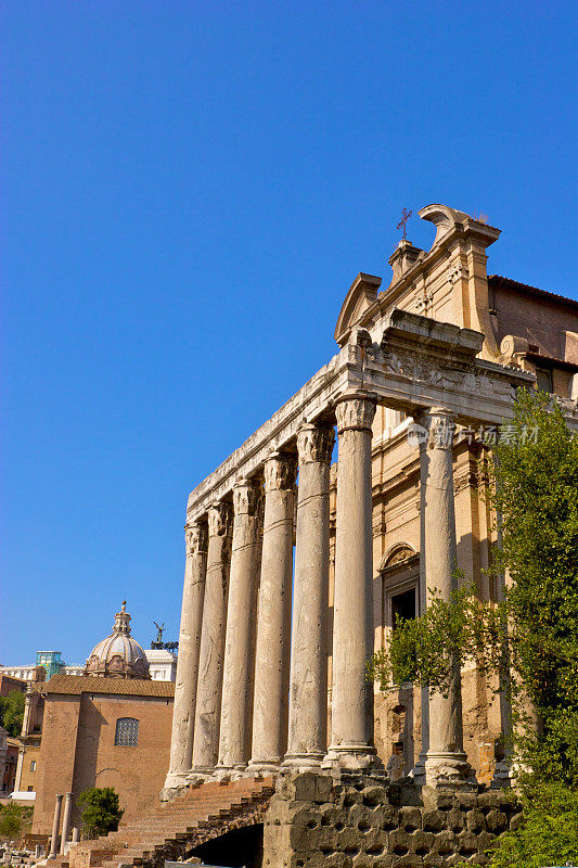 罗马，意大利-安东尼和福斯蒂娜神庙