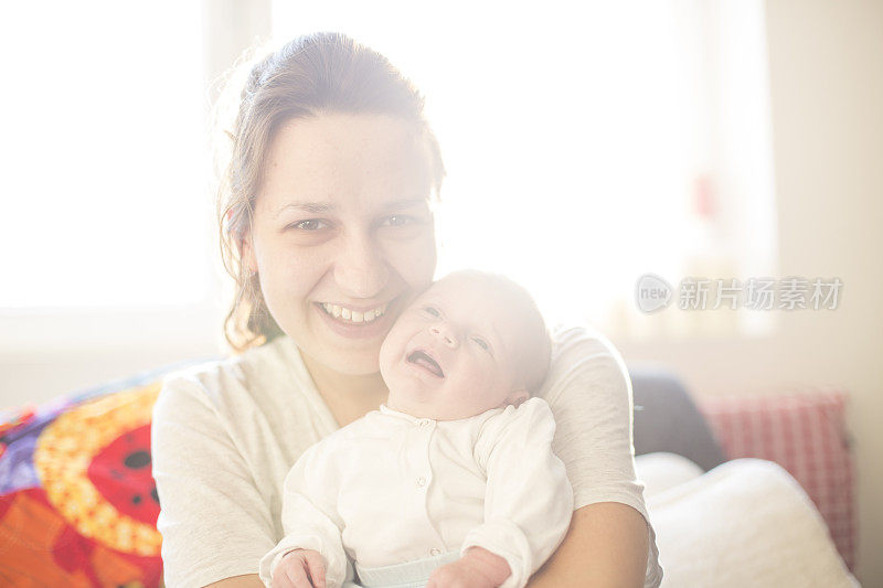 母亲抱着可爱的新生婴儿的特写镜头