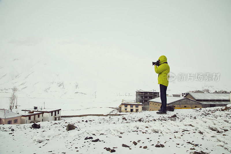 摄影师拍摄白雪覆盖的喜马拉雅山脉
