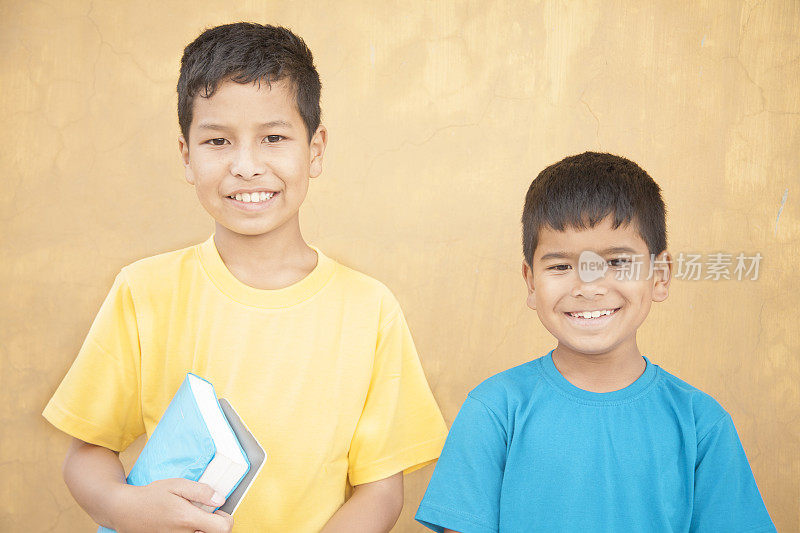 教育。的孩子。生活在印度的小男孩准备上学。