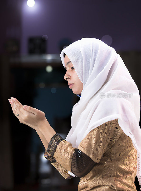 年轻的穆斯林妇女在祈祷