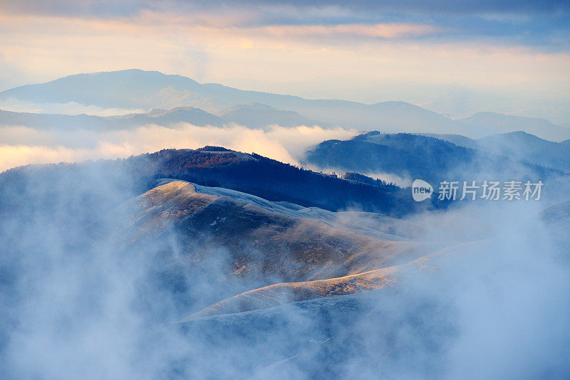 层层叠叠的山景与云雾