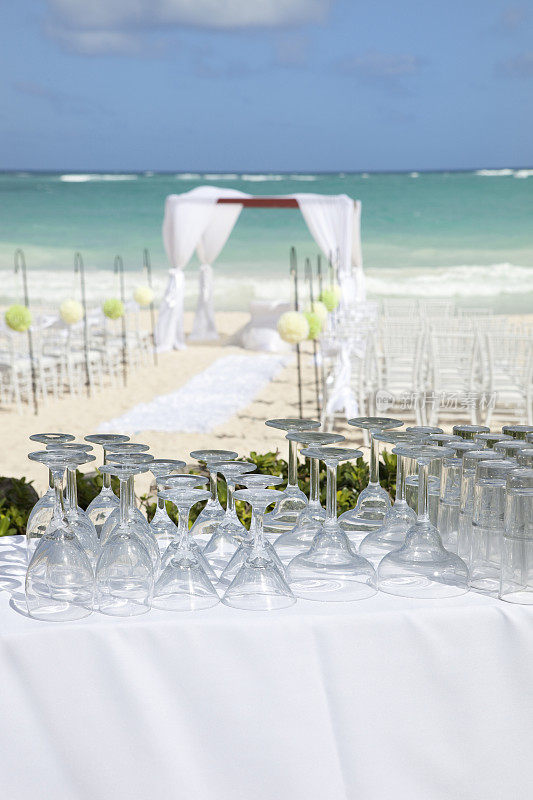 婚礼在海滩上举行