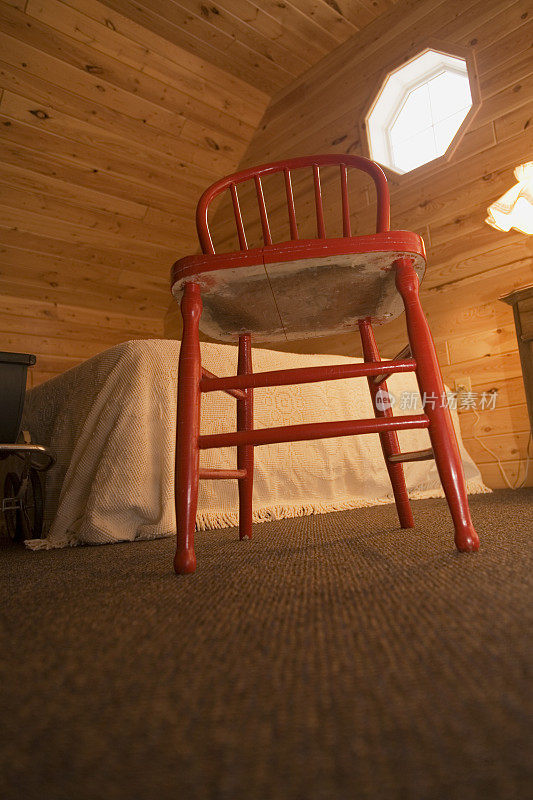 红色的阁楼的椅子