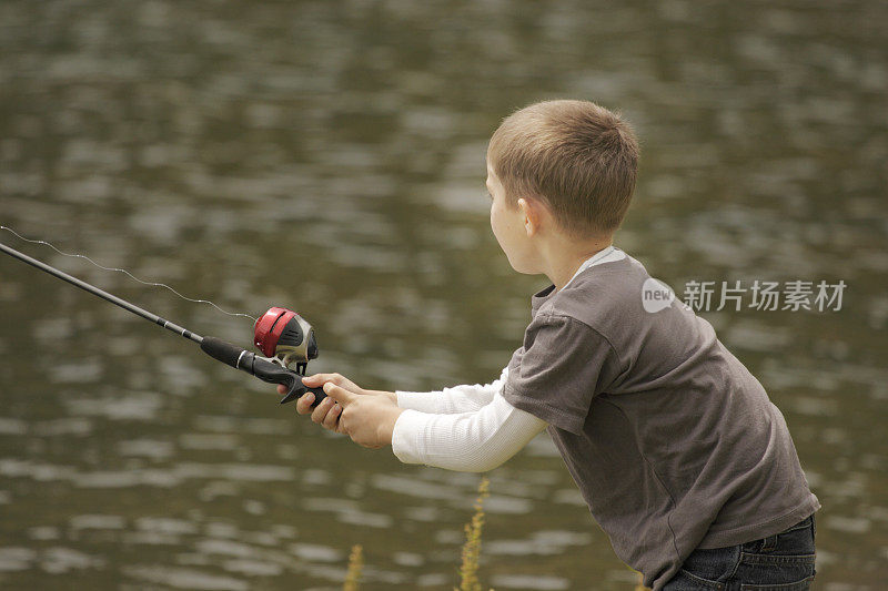 小男孩钓鱼