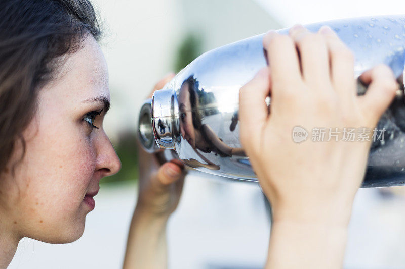 女人用双筒望远镜看