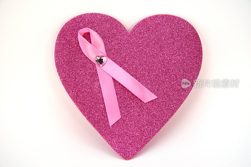 粉色心形，带着乳腺癌意识丝带