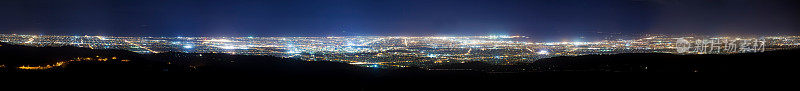 一个大城市夜间的高分辨率全景图