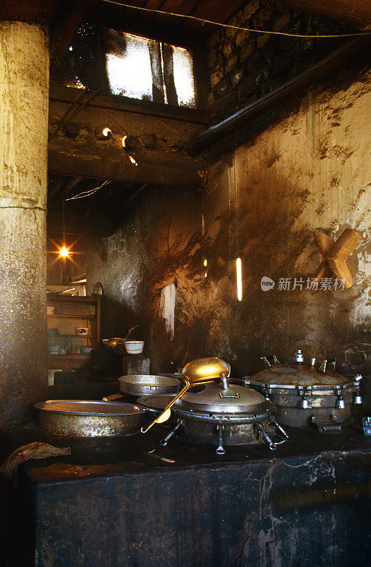 西藏厨房里的压力锅