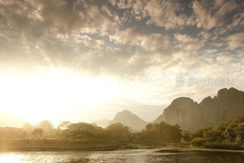 老挝万荣的日落景观