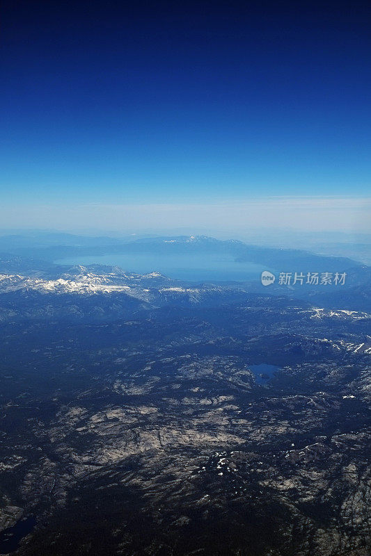 鸟瞰图在太浩湖和雪峰内华达山脉