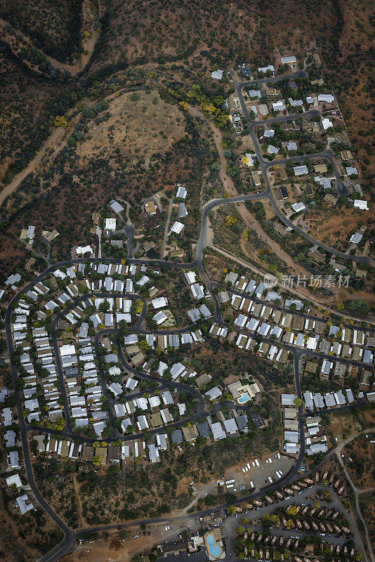 沙漠郊区住宅开发的鸟瞰图