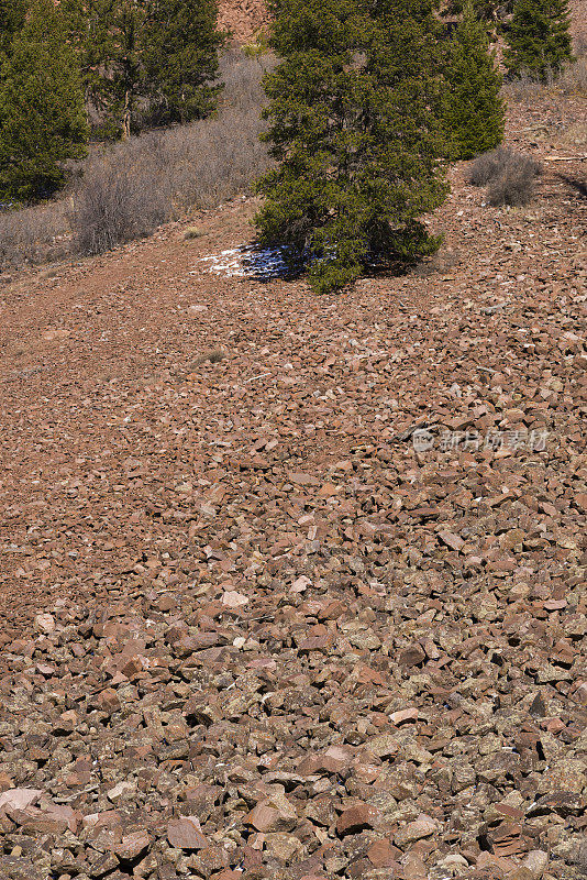岩屑堆和碎石陡峭的山坡