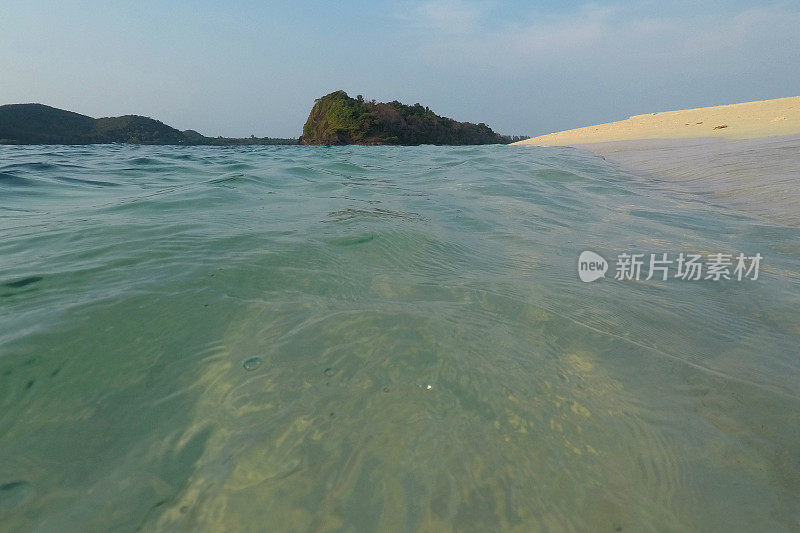 海滩上的水面