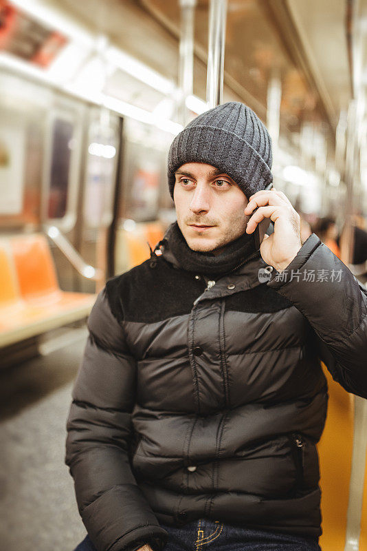 戴着针织帽沉思的白人男子在地铁上