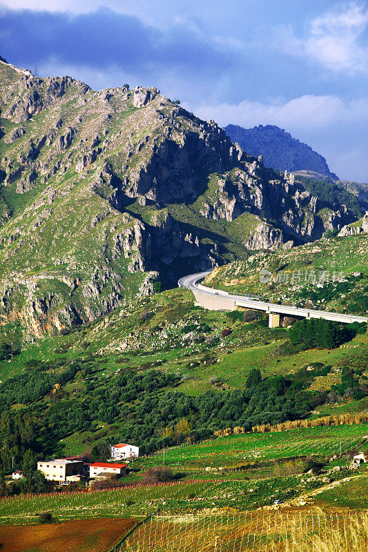 在山区高速公路