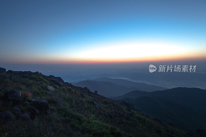 日落在有岩石的山上