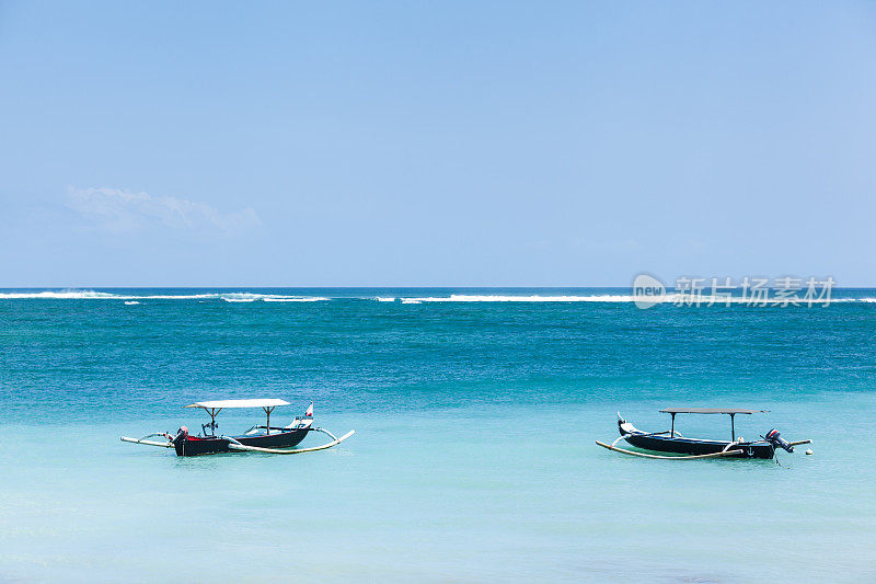 漂浮在海上的小船