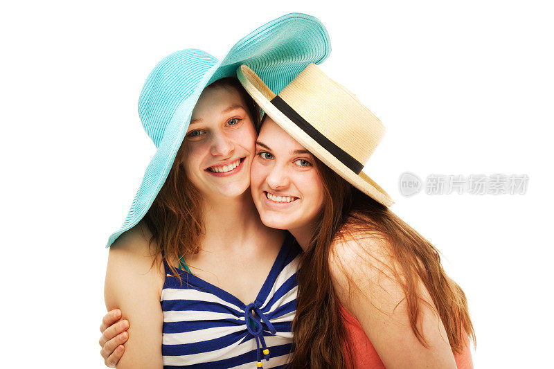 快乐女孩戴着帽子夏天海滩度假，在白色