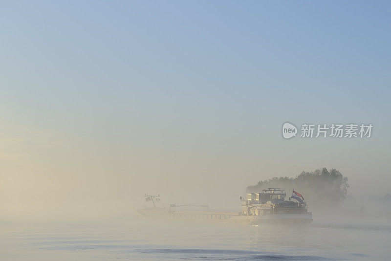 秋天的早晨，一条船在河上航行